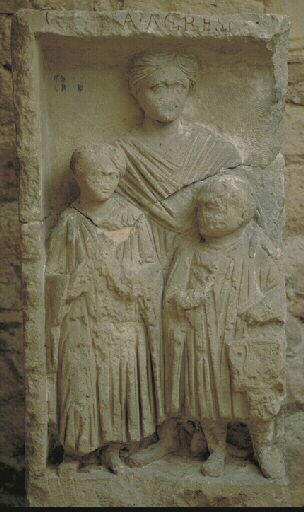 Stèle aux écoliers ; Stèle d'une mère et de ses enfants