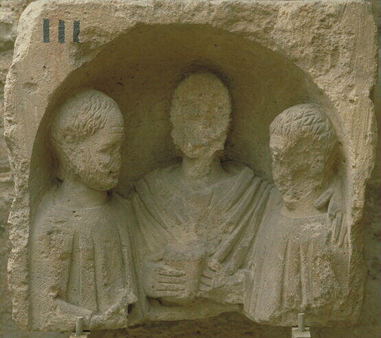 Stèle d'une famille et de ses enfants ; Trois personnages