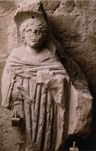 Stèle fragmentaire d'une femme