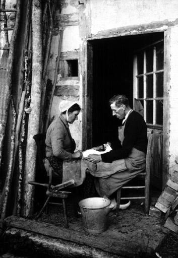 Cyrille Poncet et sa femme chaponnent un coq