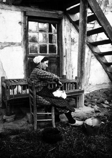 La femme de Cyrille Poncet dans sa ferme de Pommiers engraissant des chapons