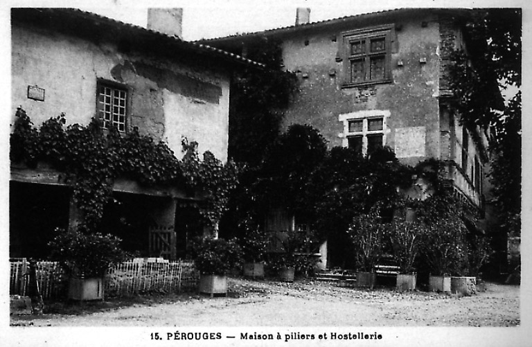 Pérouges : Maison à piliers et hostellerie