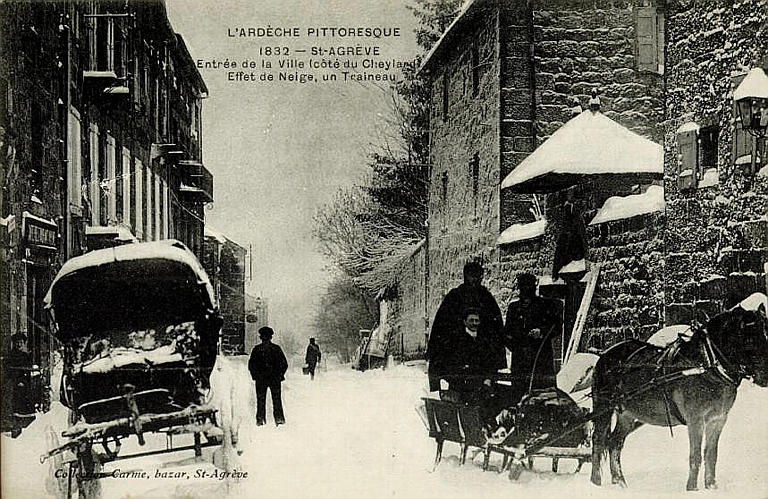 L'ARDECHE PITTORESQUE / 1832 - St AGREVE / Entrée de la Ville (côté du Cheyland) / Effet de Neige, un Traineau