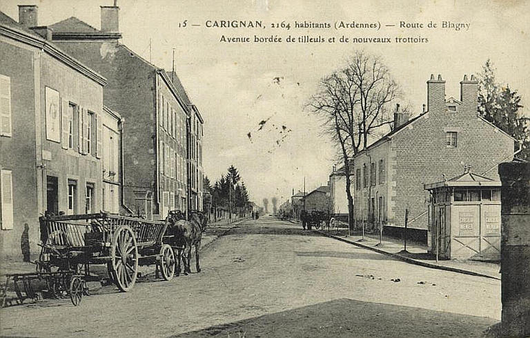 15 - CARIGNAN, 2164 habitants (Ardennes) - Route de Blagny / Avenue bordée de tilleuls et de nouveaux trottoirs