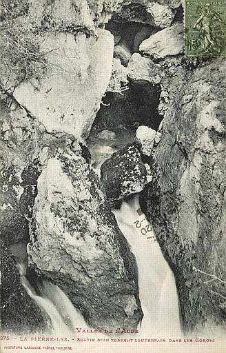 VALLEE DE L'AUDE / 375. - LA PIERRE-LYS. - SORTIE D'UN TORRENT SOUTERRAIN DANS LES GORGES (caractères rouges)