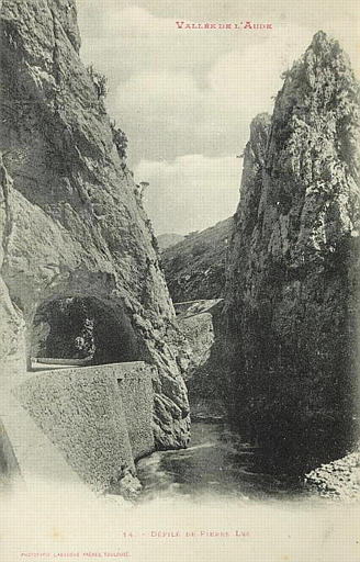 VALLEE DE L'AUDE (en haut) / 14. - DEFILE DE PIERRE LYS (en bas, caractères rouges)
