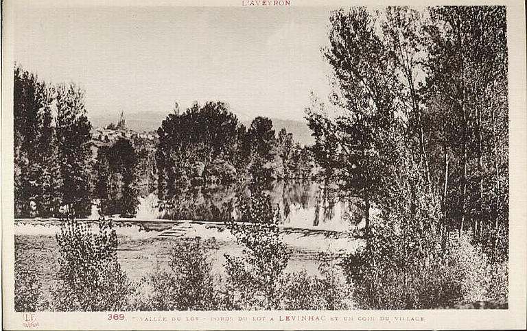 L'AVEYRON (en haut) / 369. - VALLEE DU LOT. - BORDS DU LOT A LEVINHAC ET UN COIN DU VILLAGE (en bas, caractères rouges)