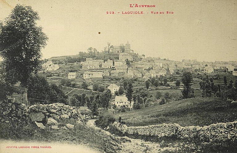 L'AVEYRON / 223. - LAGUIOLE - VUE DU SUD (caractères rouges)