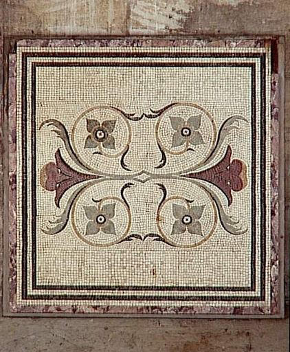 Panneau au fleuron à volutes